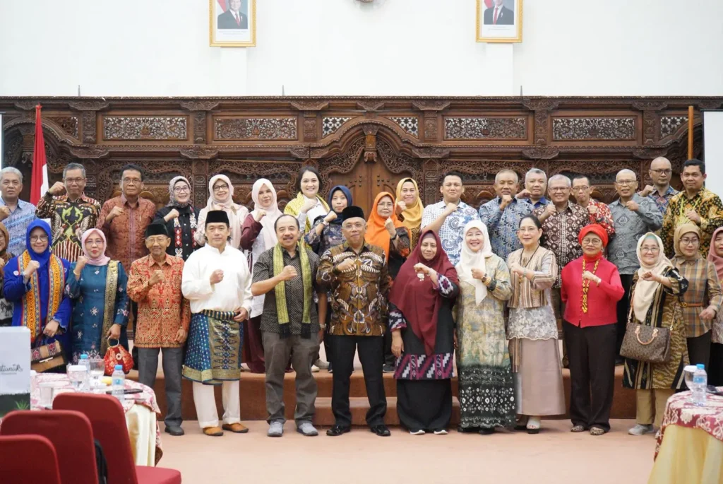 Seluruh anggota Aliansi Program Doktor Manajemen Indonesia (APDMI) berfoto bersama jajaran Pemkot Pontianak.