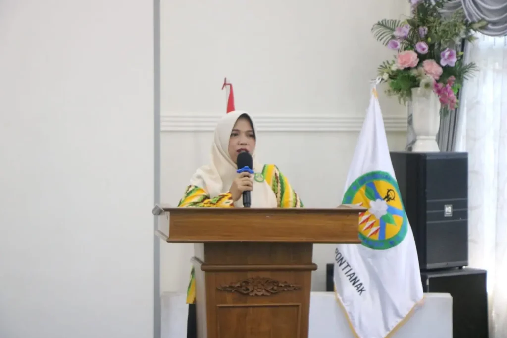 Ketua GOW Pontianak Norhasanah saat menyampaikan pentingnya public speaking bagi perempuan dalam workshop kepemimpinan