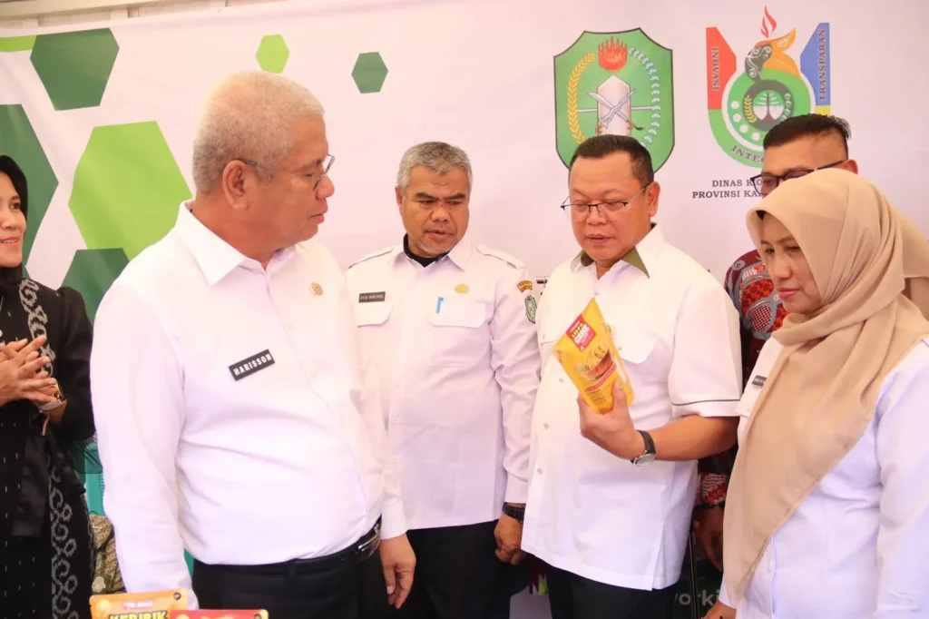 Sekda Kalbar dr. Harisson membuka Mini Expo dan Seminar Perkoperasian di Pontianak