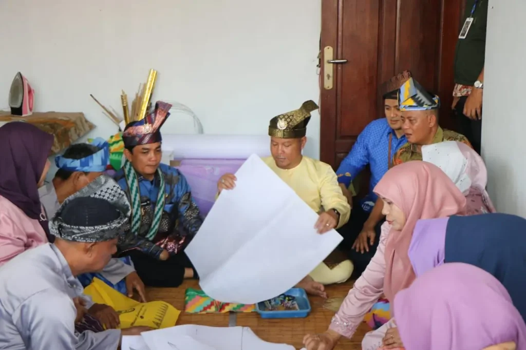 Bahasan bersama perajin Kampung Tanjak Pontianak dalam pelatihan seni tanjak