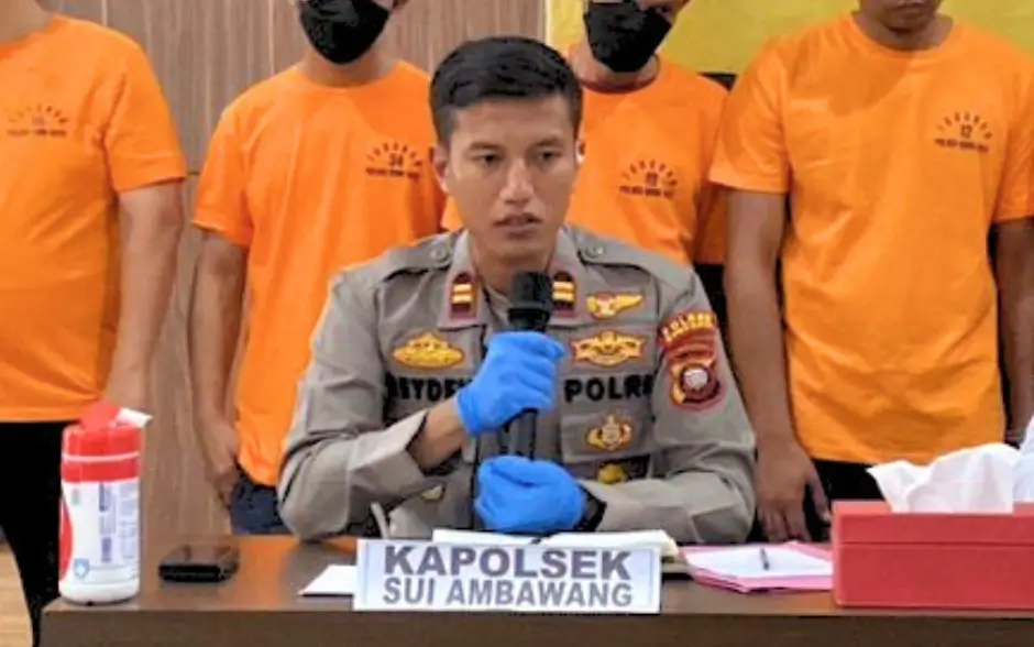 Kapolsek Sungai Ambawang IPTU Reyden Fidel Armada memberikan keterangan pers terkait kasus pencurian dump truck di Kubu Raya.