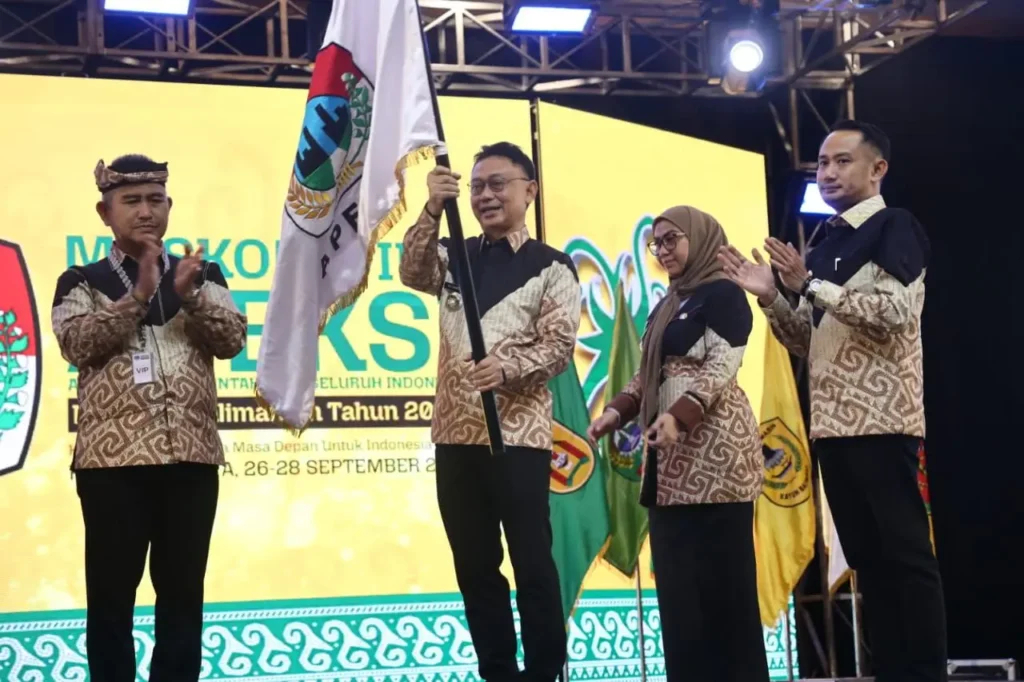 Wali Kota Pontianak Edi Rusdi Kamtono menerima bendera pataka setelah dikukuhkan sebagai Ketua Komwil V APEKSI Regional Kalimantan 2025-2028.