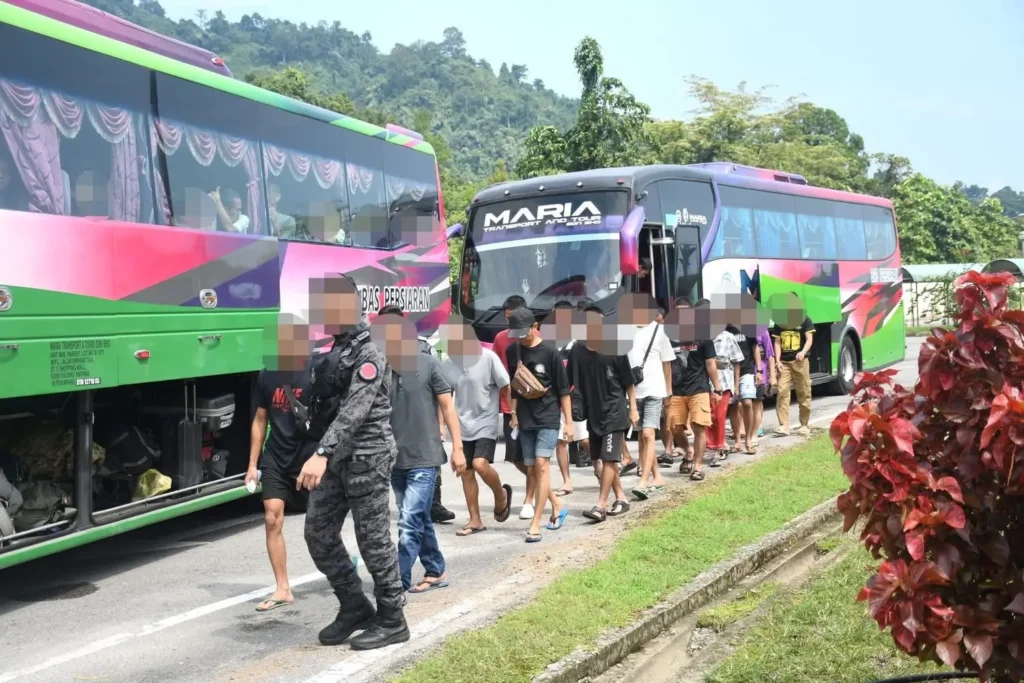 Petugas imigrasi Malaysia bersama KJRI Kuching memulangkan 201 WNI melalui perbatasan Entikong