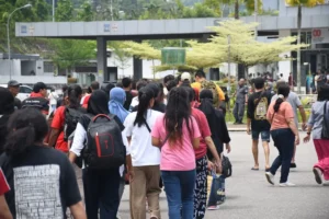Petugas imigrasi Malaysia bersama KJRI Kuching memulangkan 201 WNI melalui perbatasan Entikong