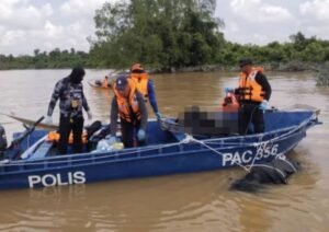 Polisi Sarawak mengevakuasi jenazah korban kapal tenggelam di Sungai Krian, Saratok