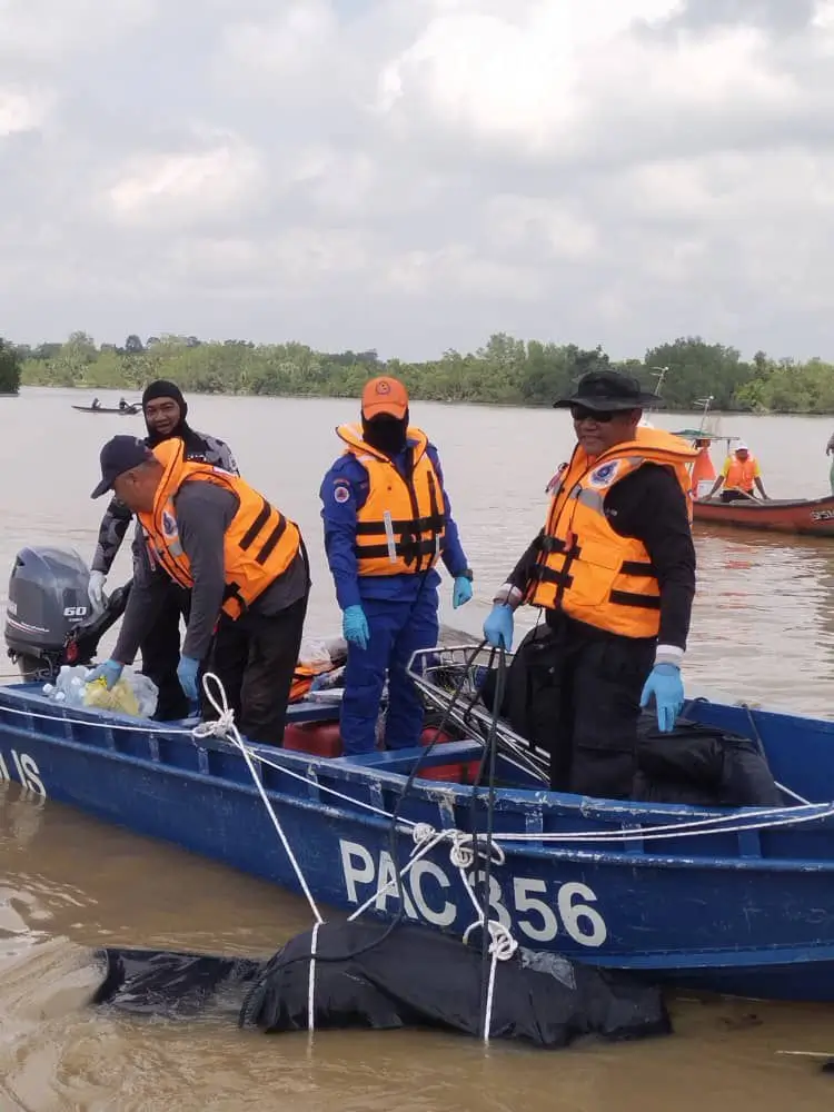Polisi Sarawak mengevakuasi jenazah korban kapal tenggelam di Sungai Krian, Saratok