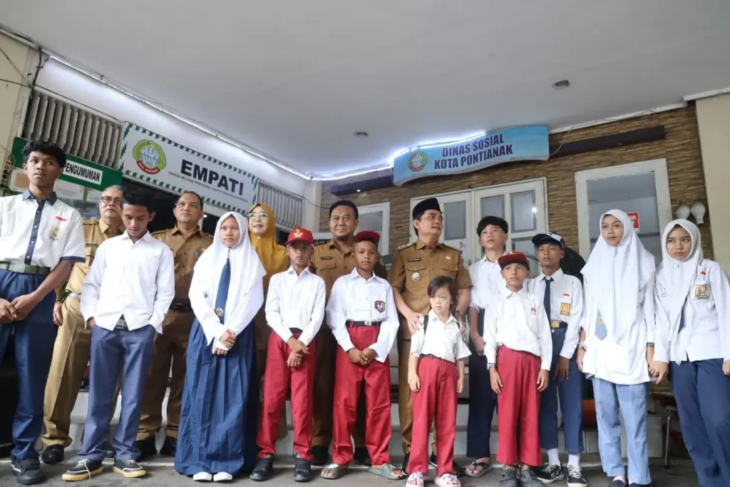 Wakil Wali Kota Pontianak foto bersama siswa Sekolah Rakyat.