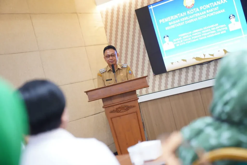 Wali Kota Pontianak Edi Rusdi Kamtono membuka kegiatan pembinaan lembaga keagamaan