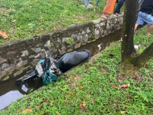 Sepeda motor korban kecelakaan tunggal di Jalan Arteri Supadio Kubu Raya yang jatuh ke dalam parit