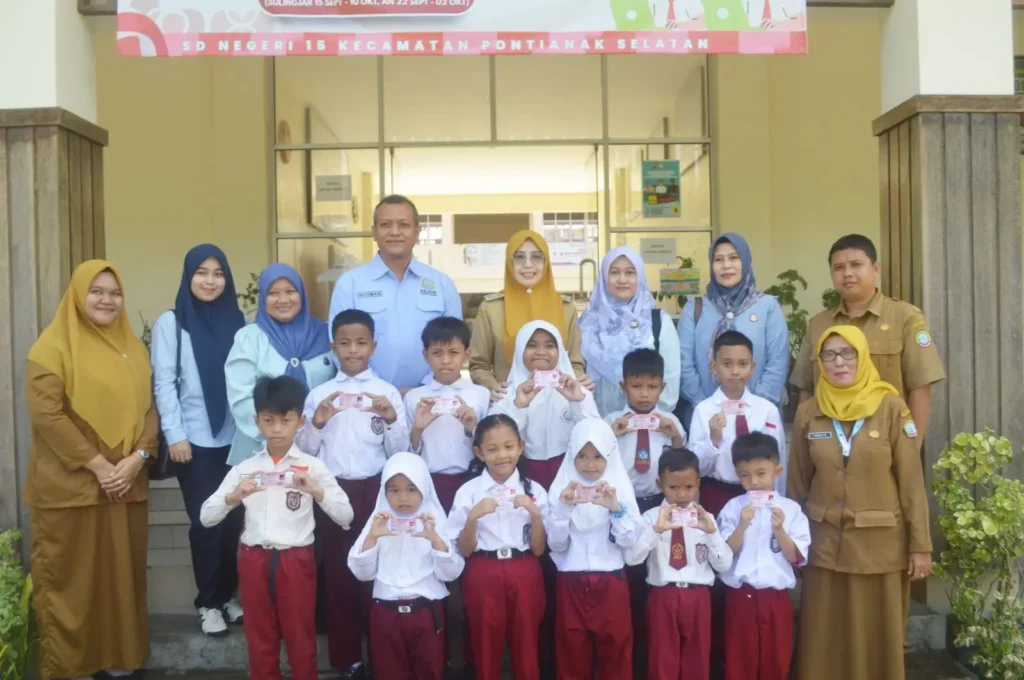 Penyerahan KIA oleh Disdukcapil Pontianak bersama Kejati dan Kejari kepada siswa SDN 15 Pontianak Selatan