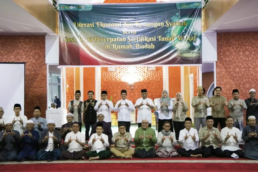 Wakil Wali Kota Pontianak Bahasan saat membuka Sosialisasi Literasi Keuangan Syariah dan Sertifikst Tanah Wakaf di Masjid Nurul Jannah Jalan Karet Pontianak Barat.