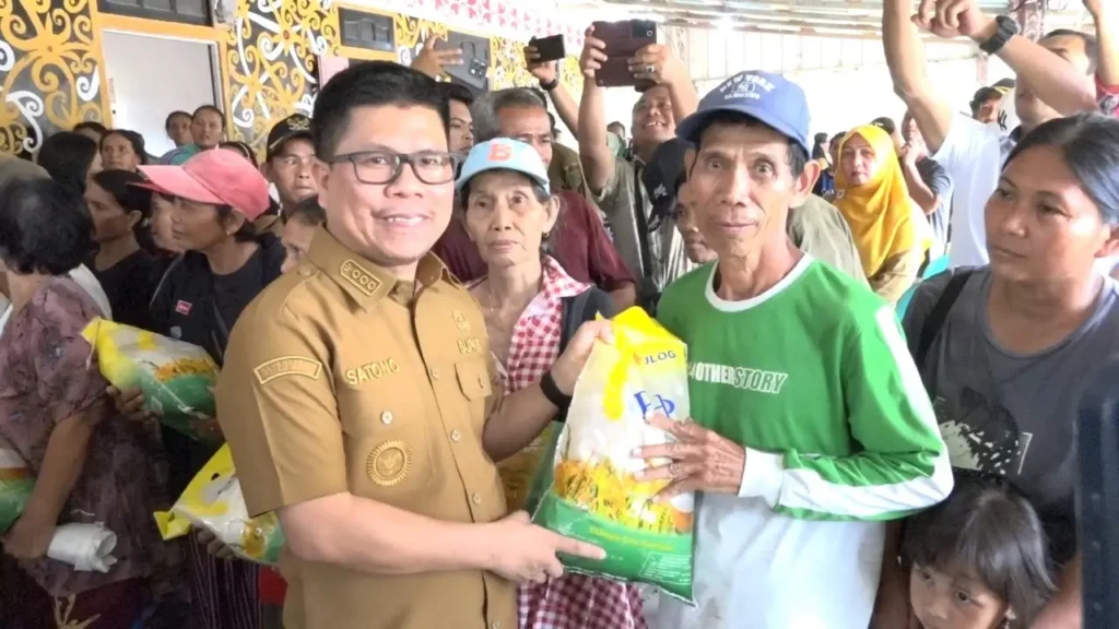 Bupati Satono meninjau pelaksanaan Gerakan Pangan Murah di Desa Meribas, Kecamatan Tebas, Kabupaten Sambas. (Sambas.go.id)