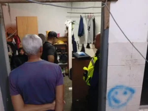 Petugas kepolisian Polisi Daerah Kuching melakukan olah TKP penemuan jenazah pria asal Indonesia di mess pekerja Kuching.