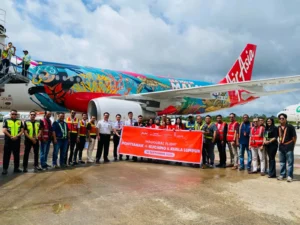 Penumpang dan kru merayakan penerbangan perdana AirAsia dari Pontianak ke Malaysia