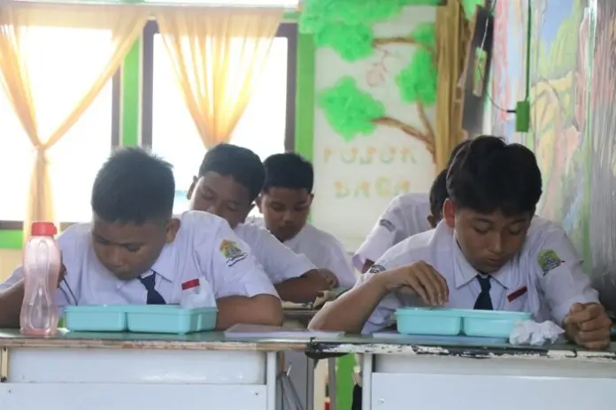 Siswa SMP di Singkawang menikmati Program Makan Bergizi Gratis dengan menu higienis. (MC Singkawang)