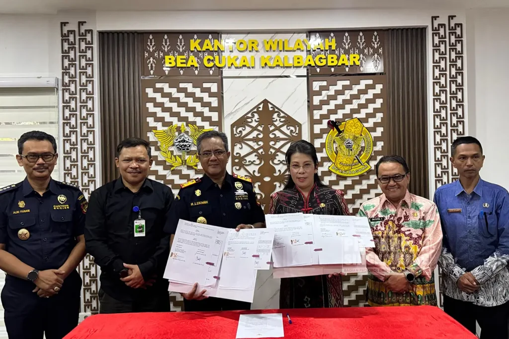 Wali Kota Tjhai Chui Mie menandatangani hibah tanah untuk pembangunan Kantor Bea dan Cukai di Singkawang