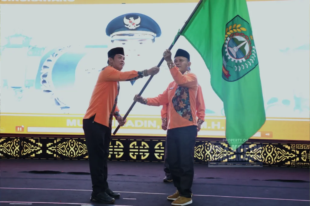 Wakil Wali Kota Singkawang Muhammadin melepas 79 kafilah ntuk mengikuti MTQ XXXIII di Putussibau. (Prokopim Singkawang)