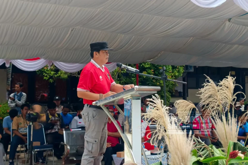 Wakil Wali Kota Singkawang Muhammadin membuka Turnamen Voli Mandel’s Cup XII tingkat pelajar di Lapangan MAN Singkawang. (Prokopim Singkawang)