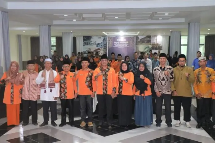 Wakil Wali Kota Singkawang Muhammadin melepas kafilah MTQ Kota Singkawang menuju MTQ XXXIII Provinsi Kalimantan Barat di Kapuas Hulu. (MC Singkawang)