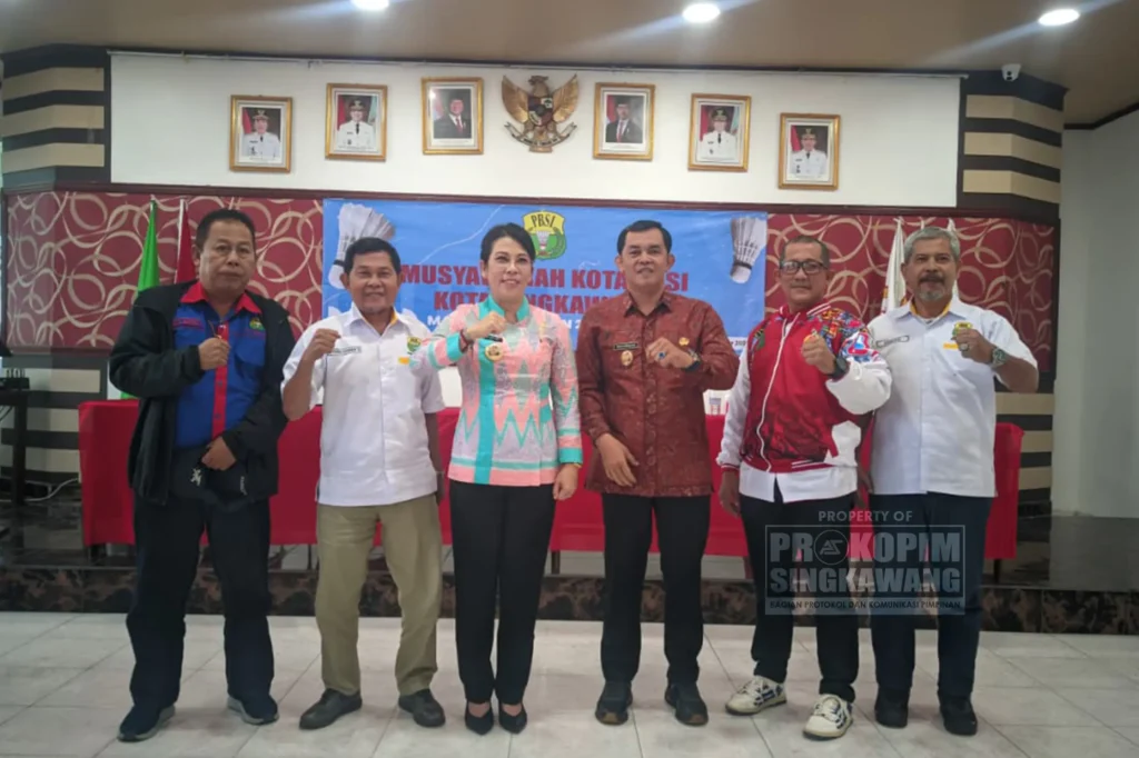 Wali Kota Tjhai Chui Mie menghadiri Muskot PBSI Singkawang 2025 di Aula Hotel Lavender. (Prokopim Singkawang)