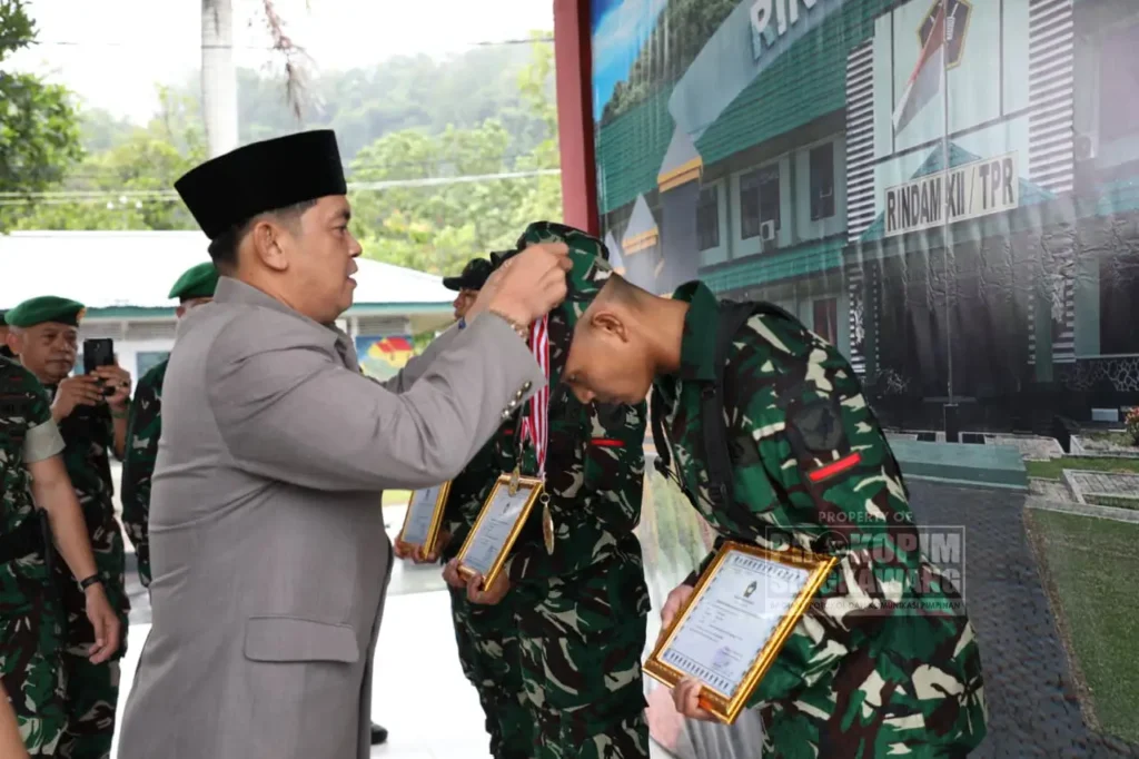 Wawako Muhammadin hadir dalam upacara penutupan Dikmata Singkawang. (Prokopim Singkawang)