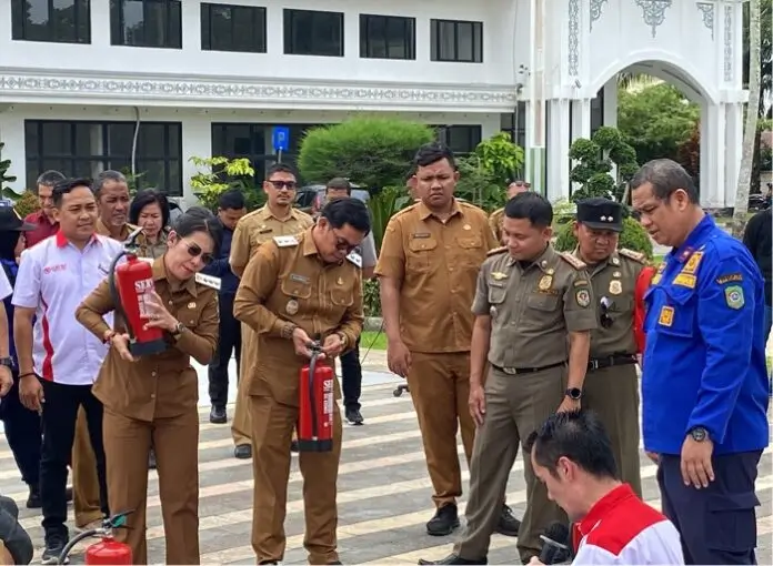 Wali Kota Singkawang Tjhai Chui Mie membuka workshop penggunaan APAR di Kantor Wali Kota Singkawang