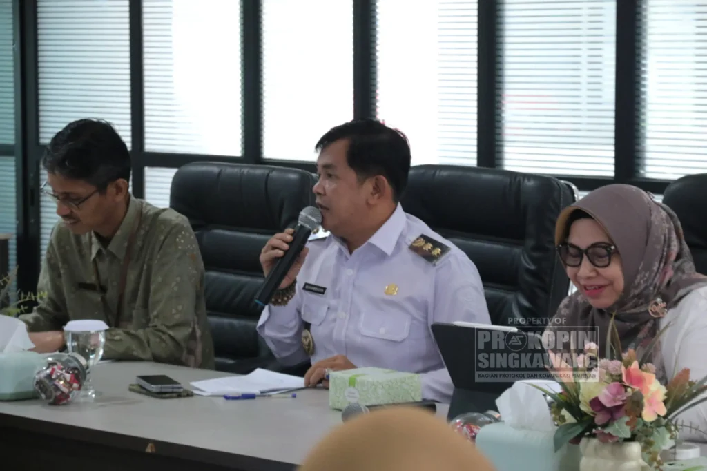 Wakil Wali Kota Singkawang Muhammadin membuka Rapat Koordinasi Percepatan Pertumbuhan Ekonomi Daerah di Aula Bappeda. (MC Singkawang)
