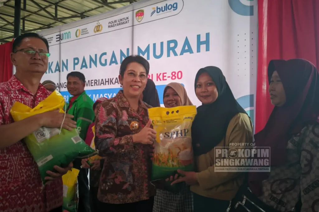 Wali Kota Singkawang Tjhai Chui Mie saat menyerahkan bantuan beras kepada warga. (Prokopim Singkawang)