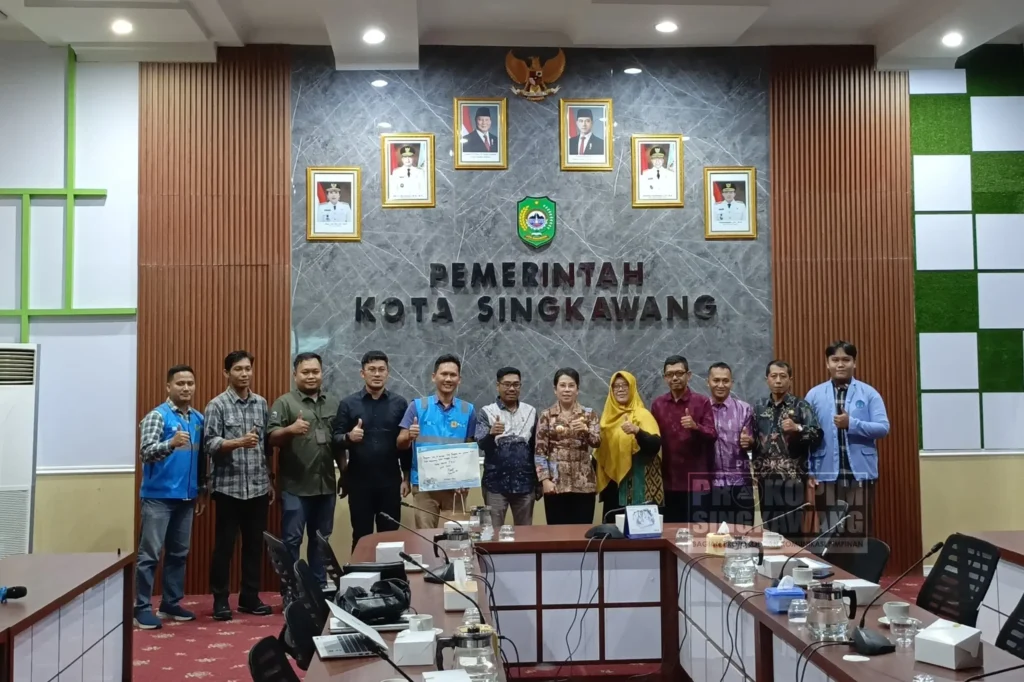 Rapat koordinasi Pemkot Singkawang dan PLN terkait pembangunan jaringan listrik. (Prokopim Singkawang)