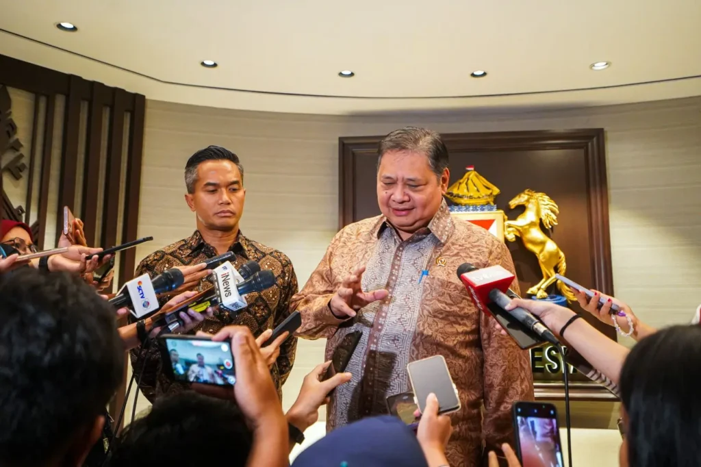 Menteri Koordinator Bidang Perekonomian Airlangga Hartarto menghadiri pertemuan dengan Kadin untuk membahas kolaborasi pemerintah dan dunia usaha dalam memperkuat ekonomi nasional. (ekon.go.id)