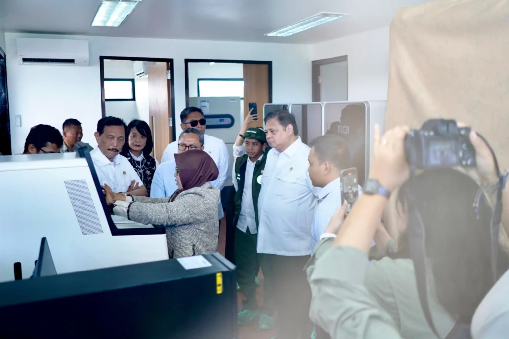 Menko Airlangga Hartarto saat meninjau fasilitas TSTH2 di Humbang Hasundutan. (Ekon.go.id)