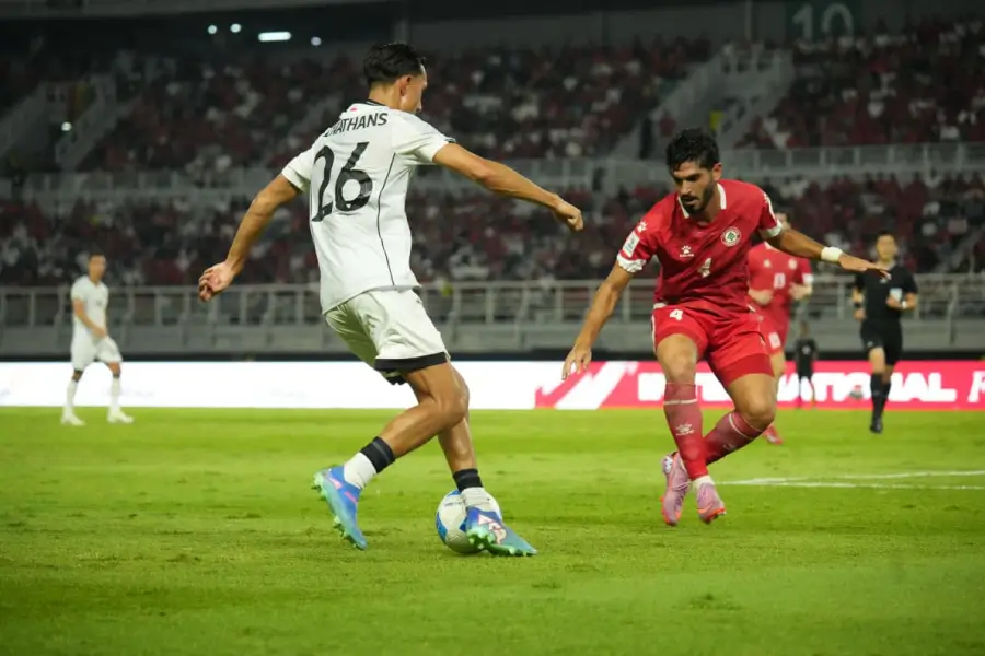 Pemain Timnas Indonesia mencoba melewati pemain Lebanon pada laga FIFA Matchday di Stadion Gelora Bung Tomo Surabaya. (Dok. Pssi.org)