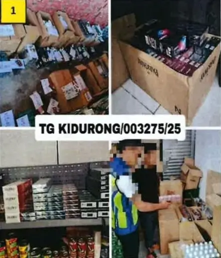 Polisi Sarawak memeriksa tumpukan rokok ilegal yang diselundupkan dua warga Indonesia di Kuching.