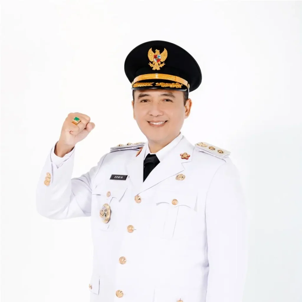 Wakil Wali Kota Bandung, H. Erwin, S.E., M.Pd., menjalani pemeriksaan selama tujuh jam di Kejari Kota Bandung terkait dugaan korupsi anggaran daerah 2025. (instagram.com/kangerwin_bdg)