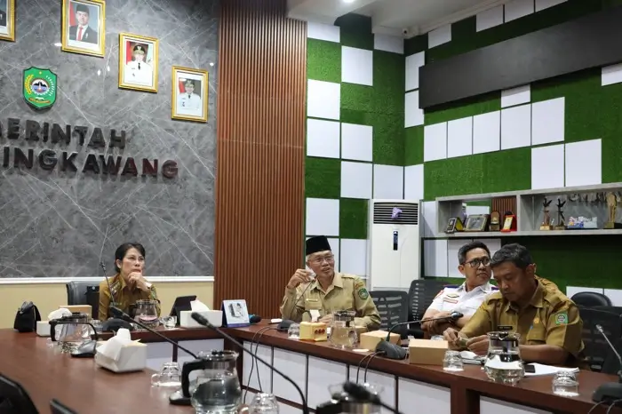 Wali Kota Singkawang Tjhai Chui Mie memimpin gerakan penanaman pohon jelang HUT ke-24 Kota. (MC Singkawang)