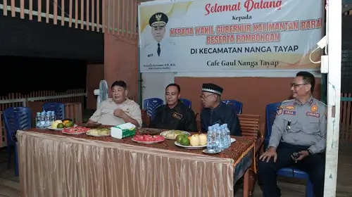 Wakil Gubernur Kalimantan Barat Krisantus Kurniawan saat berdialog dengan masyarakat di Kecamatan Nanga Tayap, Ketapang. (MC Kalbar)