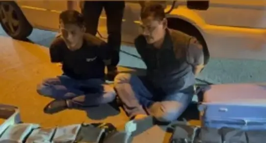 Petugas Bareskrim menunjukkan barang bukti sabu dan ekstasi dan dua pelaku, hasil pengungkapan jaringan narkoba Malaysia–Indonesia. (Mediahub.polri)