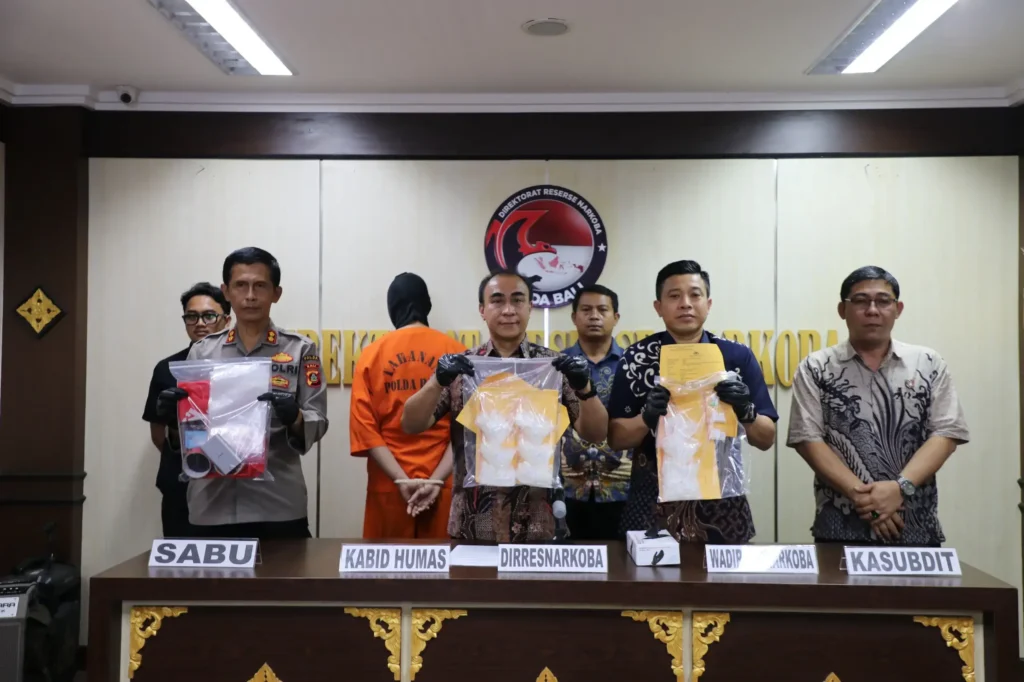 Polda Bali amankan tersangka KAS dan barang bukti sabu hampir 1 kg. (Mediahub.polri)