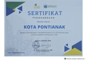 Sertifikat UI Green CityMetric yang diberikan kepada Kota Pontianak.