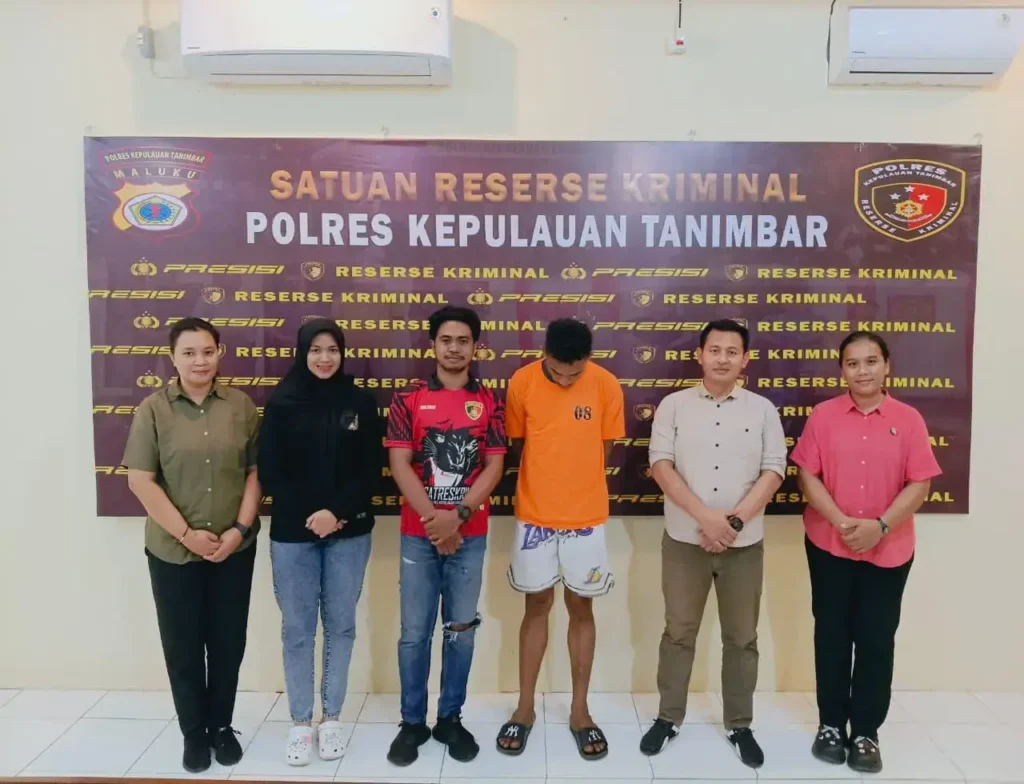 Petugas Polres Kepulauan Tanimbar mengamankan sopir angkot pelaku pencabulan siswi di Saumlaki. (instagram.com/humaspolreskep.tanimbar)