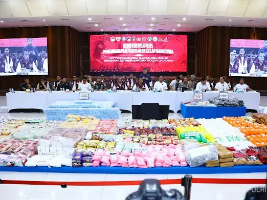 Deretan barang bukti sabu dan ganja yang berhasil disita Polri dalam konferensi pers di Gedung Bareskrim. (Mediahub.polri.go.id)