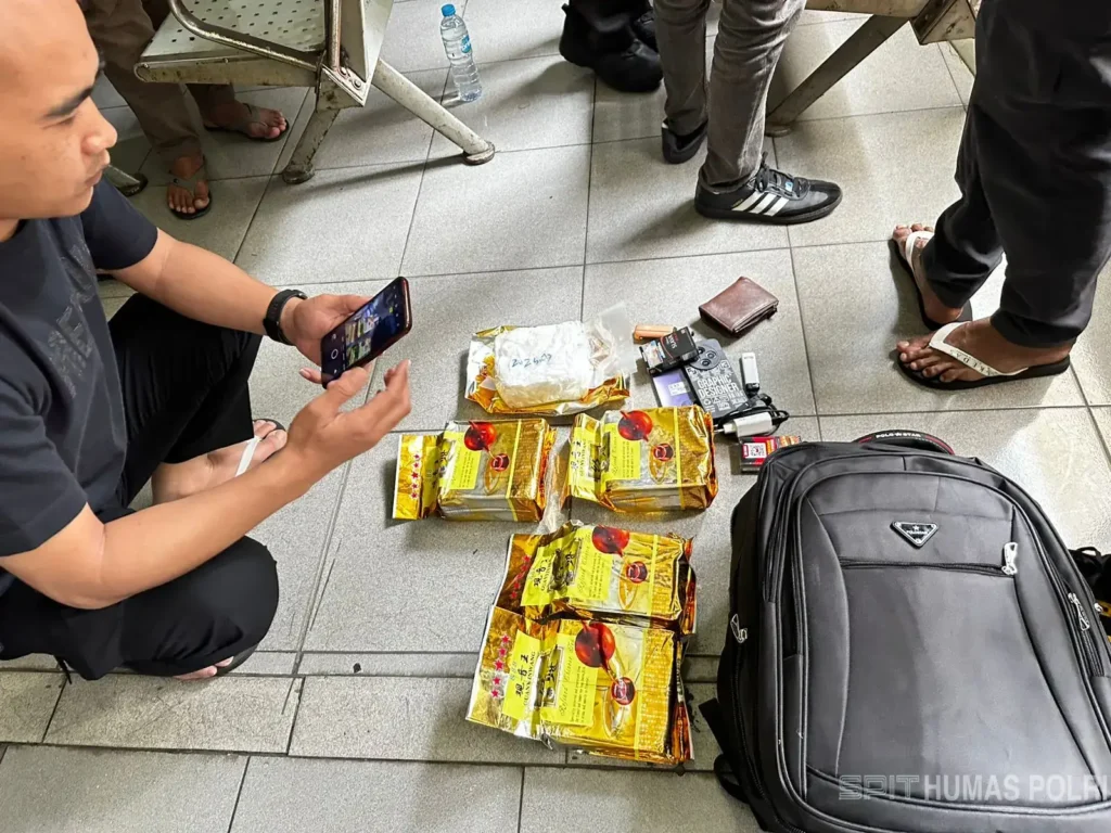 Tas ransel hitam berisi paket sabu seberat lima kilogram hasil penggagalan penyelundupan di Pelabuhan Bakauheni, Lampung. (Mediahub.Polri)