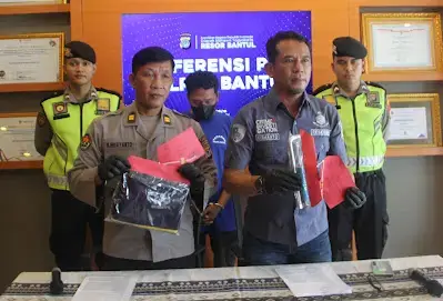 Barang bukti cula ikan pari dan kunci L yang digunakan pelaku penusukan di TPI Depok, Bantul. (mediahub.polri.go.id)
