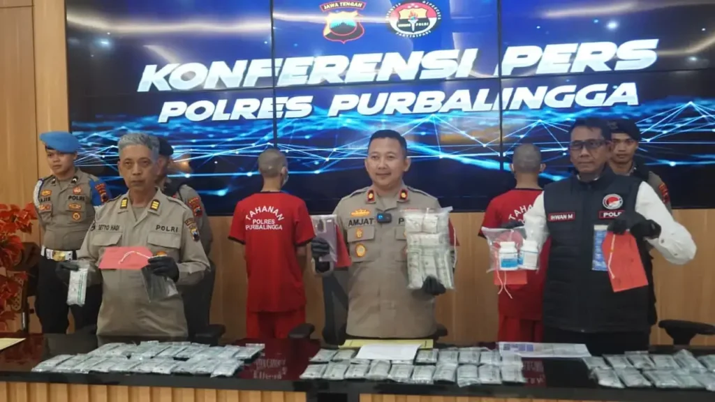 Wakapolres Purbalingga Kompol Agus Amjat Purnomo menunjukkan barang bukti obat terlarang hasil ungkapan kasus Satresnarkoba. (mediahub.polri.go.id)