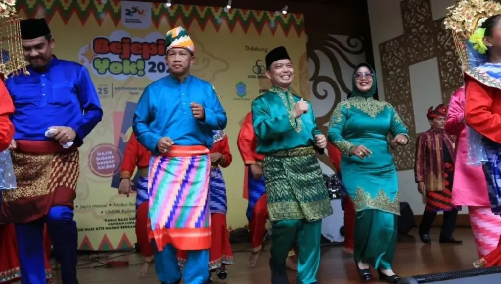 Gubernur Ria Norsan menari bersama Ny. Erlina dan Menteri UMKM Maman Abdurrahman di Bejepin Yok 2025. (instagram.com/adpim.provkalbar)