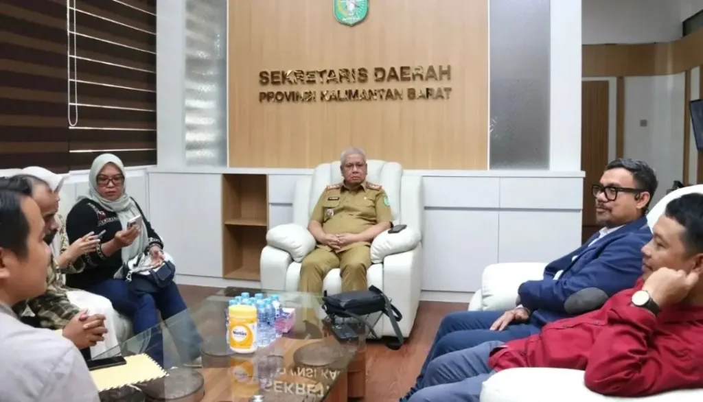 Upi Asmaradhana dan Sekda Kalbar Harisson membahas persiapan Borneo Intra-Regional Dialogue 2025. (instagram.com/adpim.provkalbar)