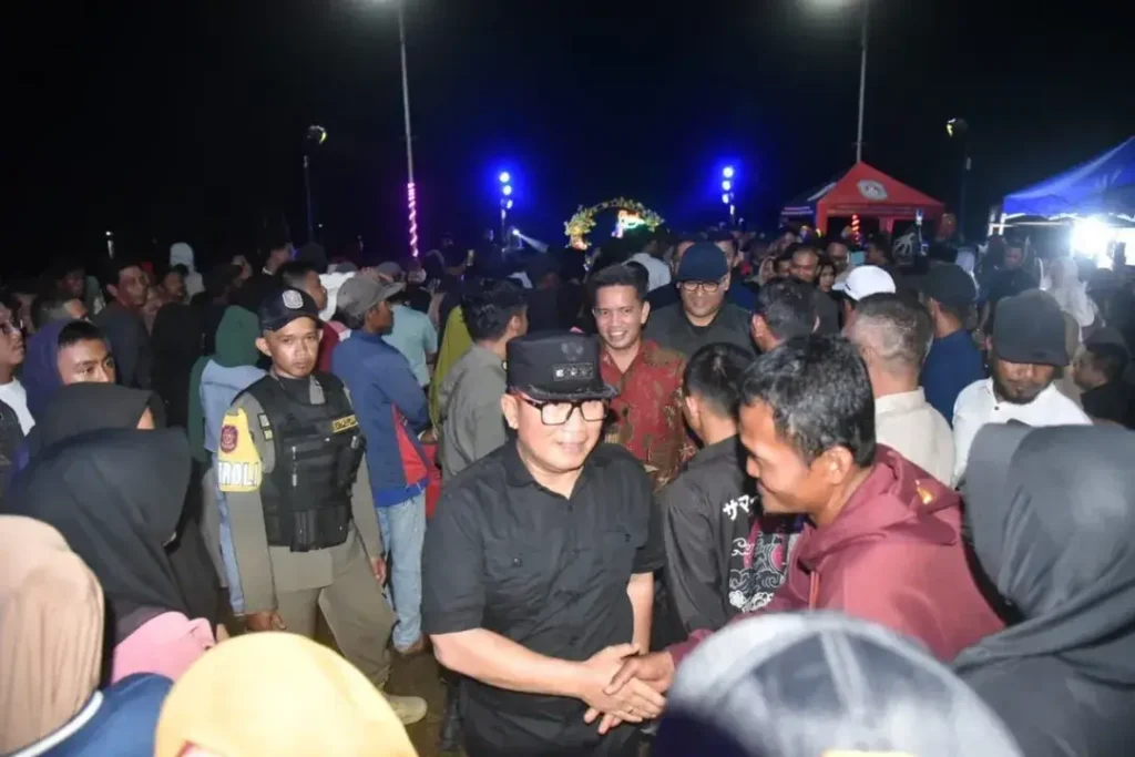 Bupati Sujiwo meresmikan ruang publik Dermaraja di Rasau Jaya bersama masyarakat setempat. (instagram.com/prokopim_kuburaya)