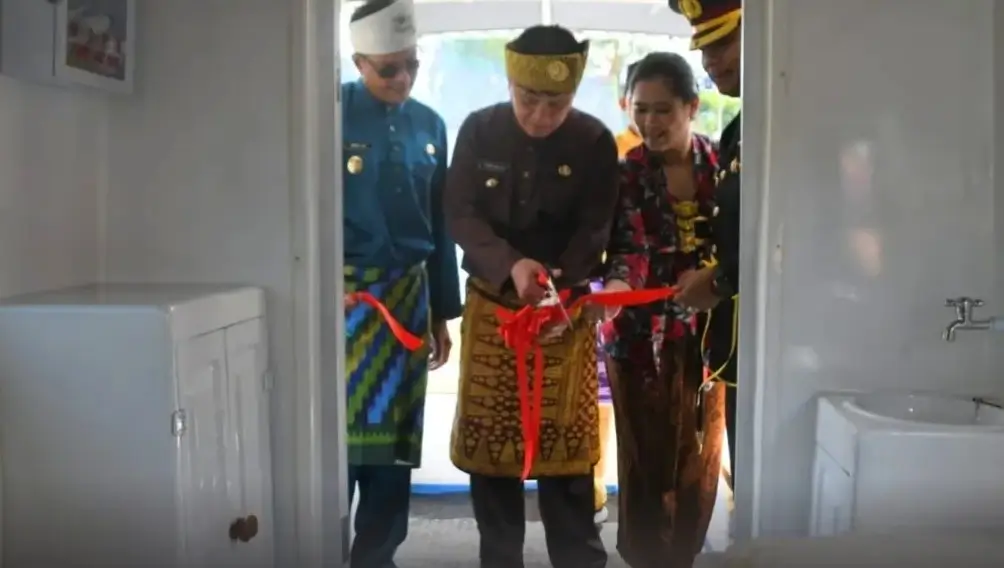 Bupati Kayong Utara Romi Wijaya menyerahkan speedboat ambulans kepada Puskesmas Padang. (instagram.com/romi.wijaya.311)