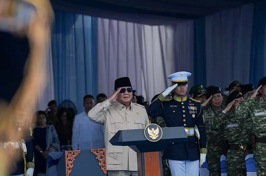 Presiden Prabowo saat memimpin Presidential Inspection di KRI RJW-992, Jakarta Utara. (instagram.com/presidenrepublikindonesia)
