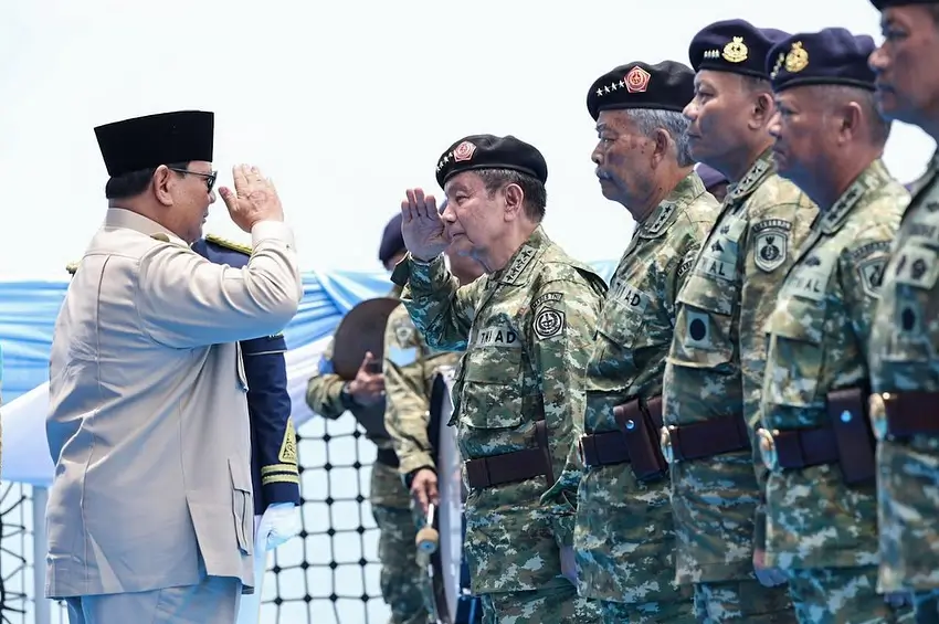 Presiden Prabowo saat menganugerahkan pangkat istimewa di KRI RJW-992. (instagram.com/presidenrepublikindonesia)